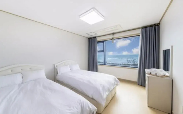 Seogwipo Toto Pension (Near Soesokkak, Outdoor Terrace)(서귀포 토토펜션 (쇠소깍인근,야외테라스))