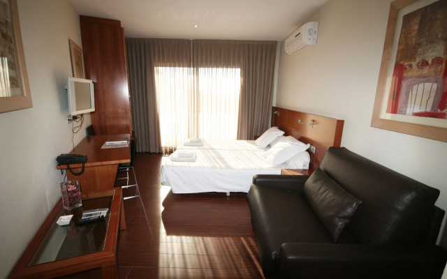 Отель Apartamentos Turisticos Madanis Испания, Оспиталет-де-Льобрегат - 2 отзыва об отеле, цены и фото номеров - забронировать отель Apartamentos Turisticos Madanis онлайн комната для гостей