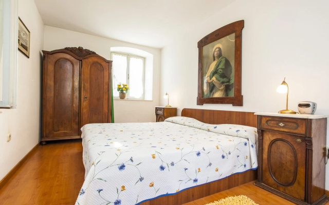 Charming Historic 2nd Floor Sea View Apartment