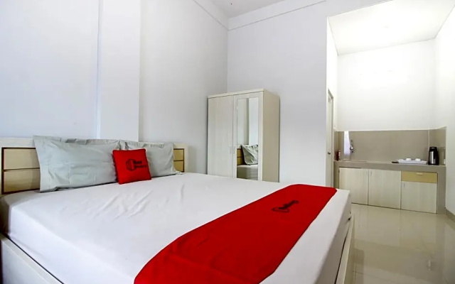 RedDoorz Syariah At Griya Izzara Guest House