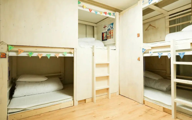 Linker Party House - Hostel
