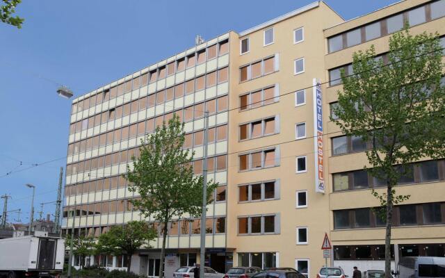 Отель A&O Frankfurt Galluswarte Германия, Франкфурт-на-Майне - 1 отзыв об отеле, цены и фото номеров - забронировать отель A&O Frankfurt Galluswarte онлайн вид на фасад