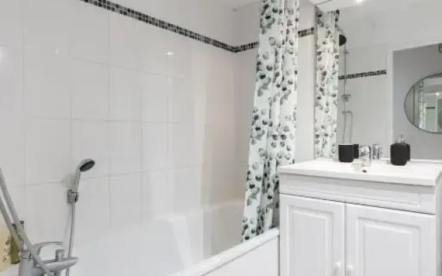 La Madeleine - Nice spacious apartment with parking and balcony!