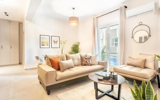 Stylish, 3-brdm Family Apartment near Acropolis!