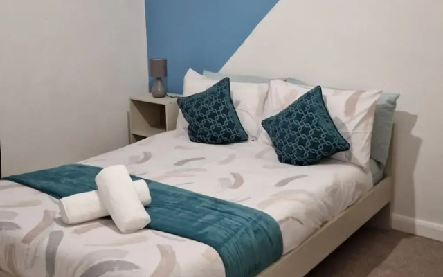 Gillingham Home - Sleeps 4 - Comfort & Convenience