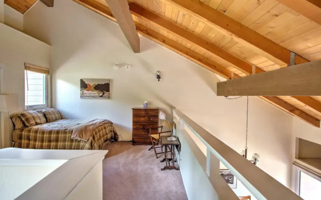 Stellers Jay Lake View  2 Bedroom Condo by RedAwning