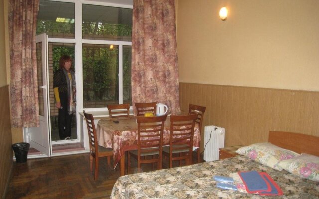 Гостиница Holiday Park Voenno Ohotnychyego Obshestva в Москве отзывы, цены и фото номеров - забронировать гостиницу Holiday Park Voenno Ohotnychyego Obshestva онлайн Москва комната для гостей