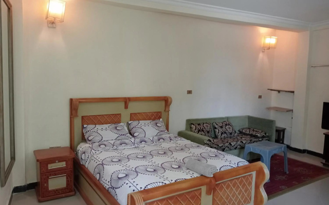 Avi Guest House