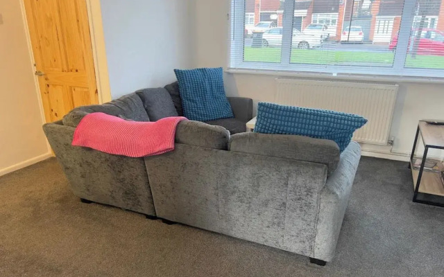 3-bed House Sleeps 5 - Smart Tv - Free Parking