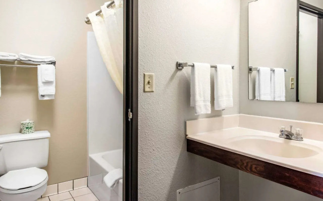 Travelers Lodge & Suites