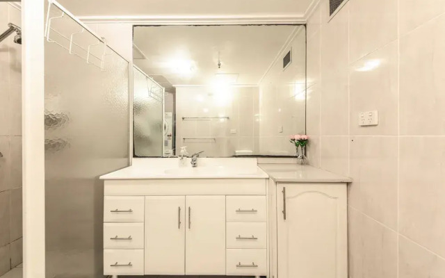 Amazing Location Cozy Stay with Parking