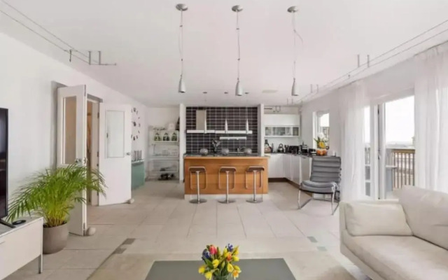 Huge Penthouse - Birmingham Central - Balcony