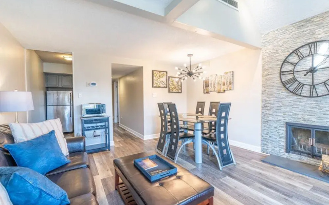 The Summit 5307 / INDOOR AND OUTDOOR POOLS