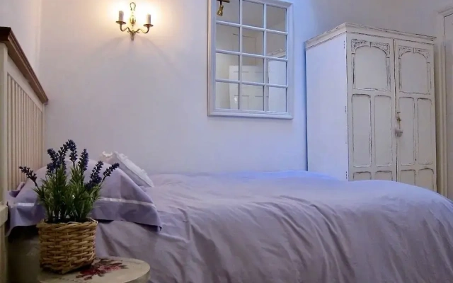Light and Open 2 Bedroom Flat by Gloucester Road