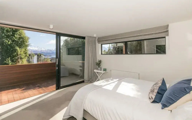 Clutha Place - Sleeps 8 - Lake Views - Balcony