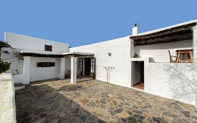 Отель Casa Payesa - Authentic Ibizan style Испания, Эс-Канар - отзывы, цены и фото номеров - забронировать отель Casa Payesa - Authentic Ibizan style онлайн вид на фасад