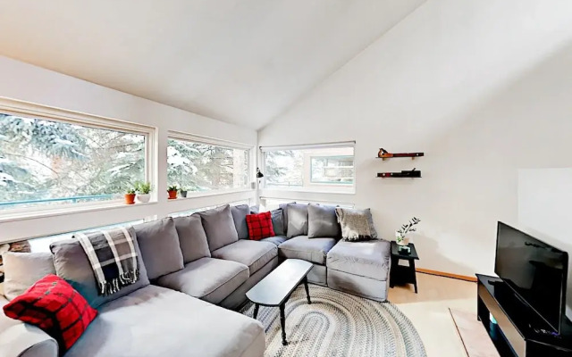 3BR w/ Fireplace, Pool, & Hot Tub