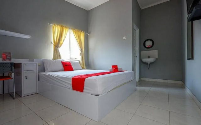 RedDoorz near Solo Square 3