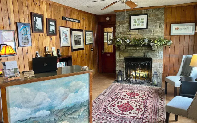 Mountainaire Inn and Log Cabins