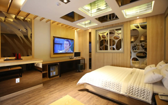 Hotel Yolo