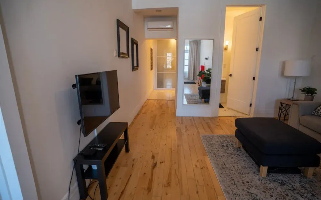SUPERB 1 Bed Apt. Steps Away From Metro