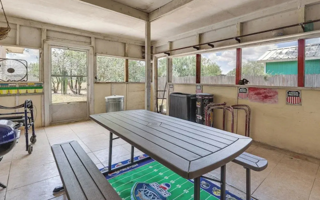 Screened Porch: Remote Harlingen House!