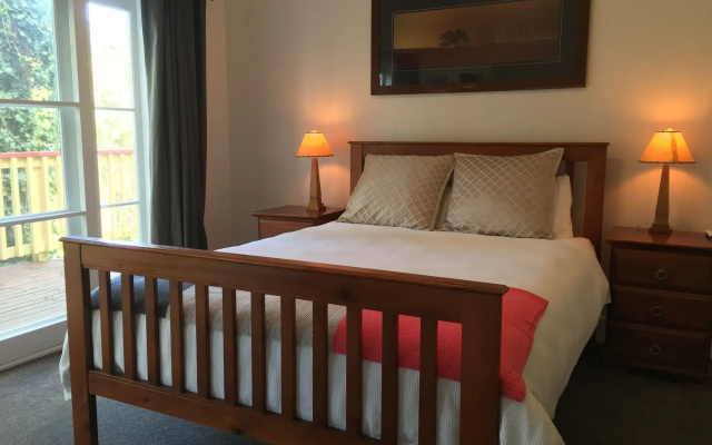 Charnwood Cottages in Warburton