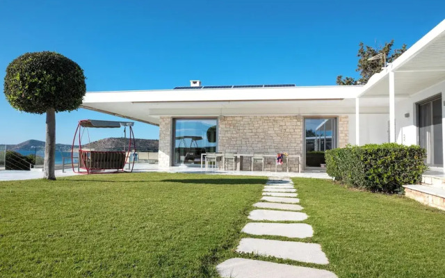 Paradise Beachfront Villa Athenian