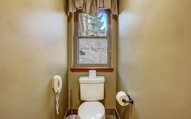 Stunning Forest Retreat - Walk to Upper Truckee River!