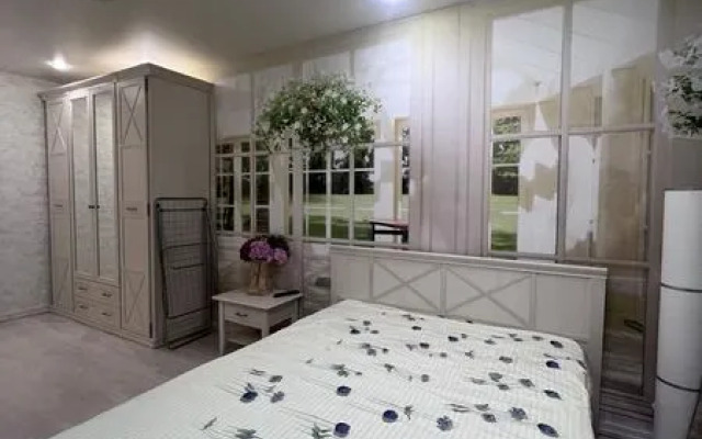 Апартаменты Лакшери на пл. Металлургов, д. 8