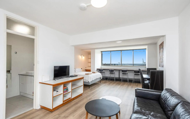 Apartment 201 - Fremantle studio apartment with ocean and harbour views