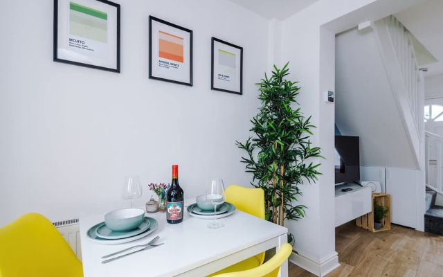 Stylish Home Incredible Location Sleeps 5