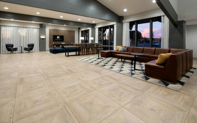 DoubleTree by Hilton Hotel Bakersfield
