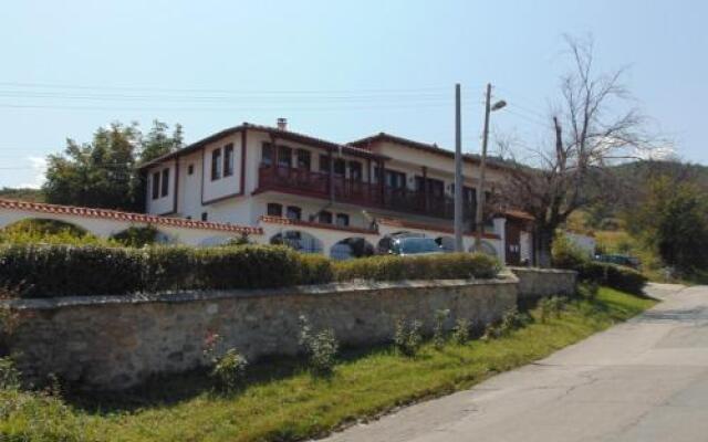 Отель Dvata Brjasta Family Hotel Болгария, Асеновград - отзывы, цены и фото номеров - забронировать отель Dvata Brjasta Family Hotel онлайн вид на фасад