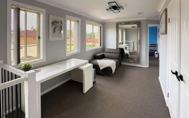 Kozyguru | Prestons Dream Holiday House + Parking