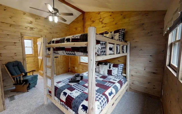 The Lazy Bear - 2 Br Cabin