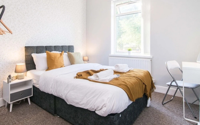 Contractor 4-bed House in Coventry