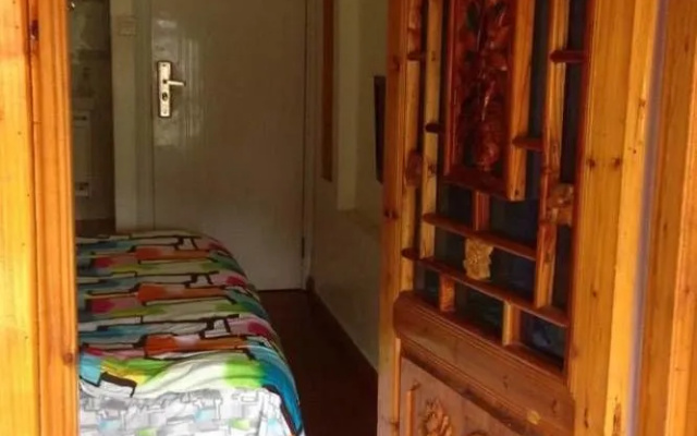 Yijian River View Guesthouse(凤凰亦间江景民宿)