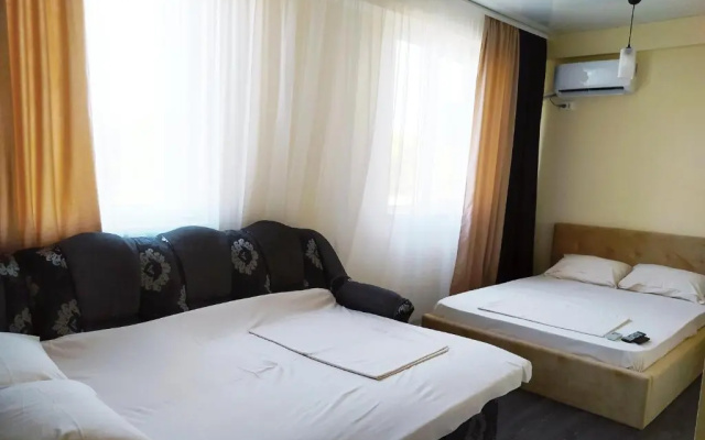 Guest House on Druzhby 1