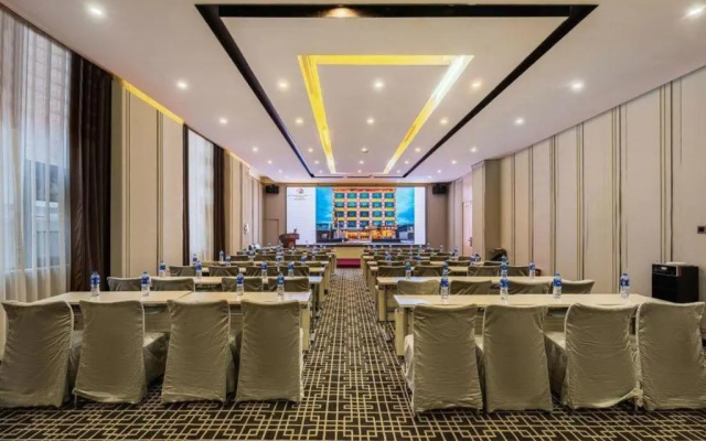 Metropolo Jinjiang Hotel ((Shangri-La Songzanlin Temple)