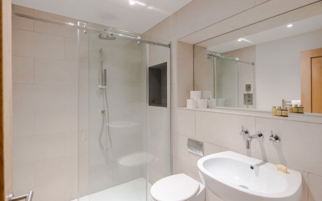 The Eyre Suite Five - Farringdon - by Frankie