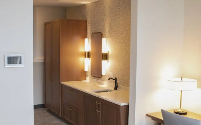 BLU-Tique, Akron, a Tribute Portfolio Hotel