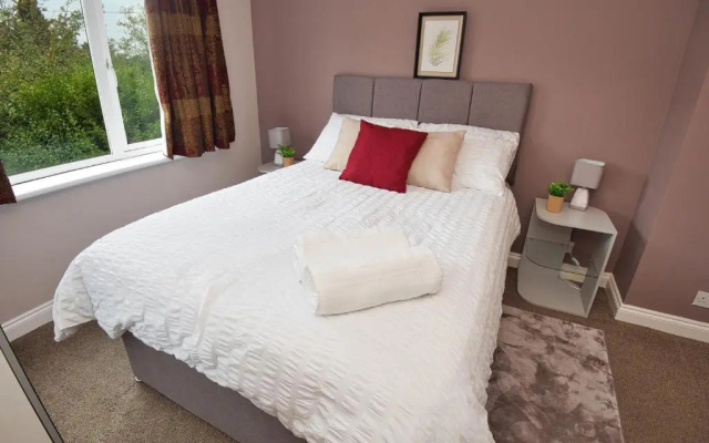 Cosy 3 bed with Parking- Family and Contractors