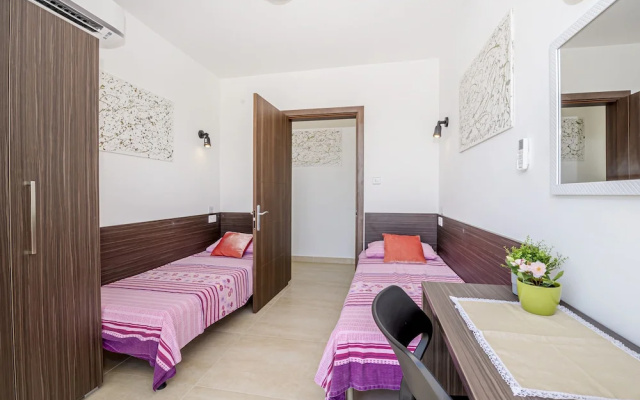 Summer Breeze Penthouse with large Terrace and Hot Tub by Getaways Malta