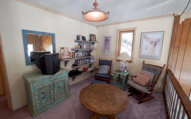 On Splendid Pond 4 Bedroom Cabin