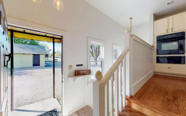 Mulberry Place: A Charming Cottage Near Old Town!