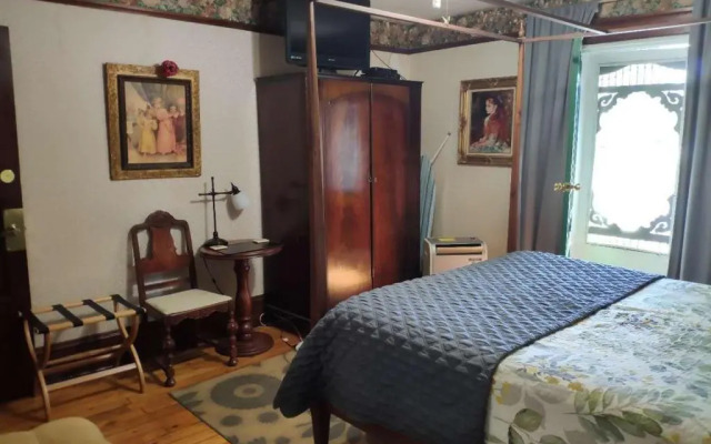 Colonial Charm Inn
