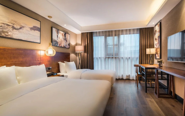 Wandering Around Xiangshan Hotel