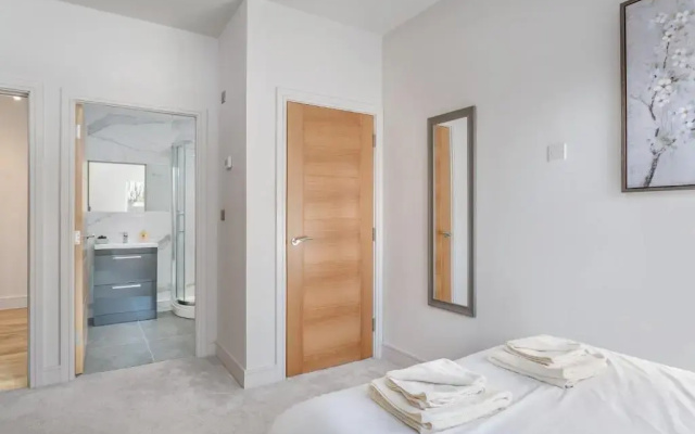 Stylish & Modern: Central Hitchin - with Parking