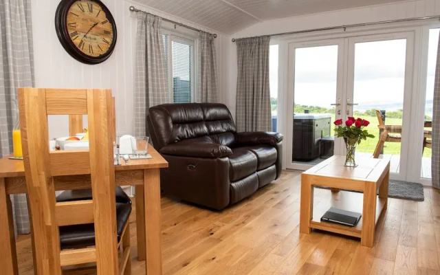 Super King Lodge-sleeps 2-hottub-sea View